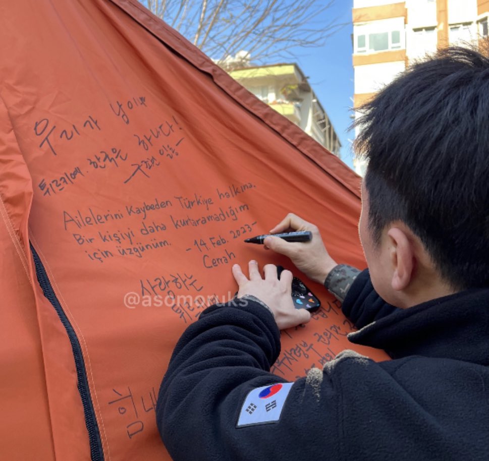 solcugazete's tweet photo. Türkiye’den ayrılırken not bırakan Güney Koreli bir arama-kurtarma personeli:

“Bir kişiyi daha kurtaramadığım için üzgünüm.”

🇰🇷 ❤️ 🇹🇷 https://t.co/KTsrR29srR