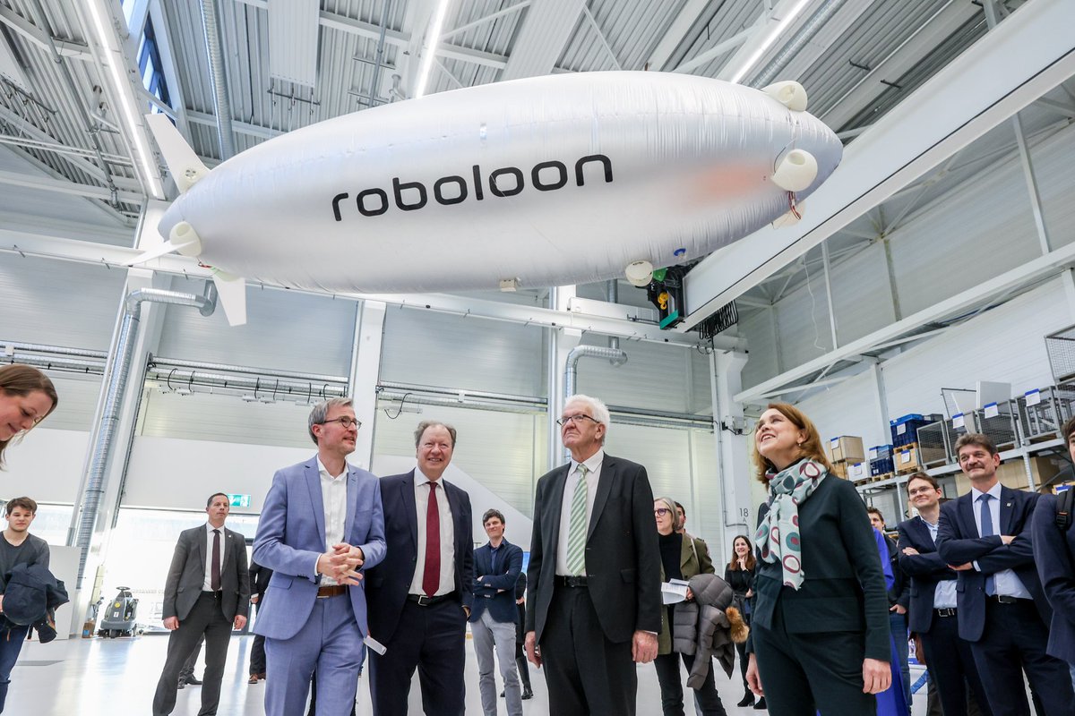 mwk__bw's tweet photo. #Sciencerallye an der @Uni_Stuttgart: Heute haben sich Ministerpräsident #Kretschmann und Wissenschaftsministerin @OlschowskiPetra über #Quantentechnologie sowie Luft- & Raumfahrtforschung informiert. Die Ministerin reiste sogar virtuell ins #All👩🚀🚀 @RegierungBW 📸 Regenscheit https://t.co/Vbl9VRliZI