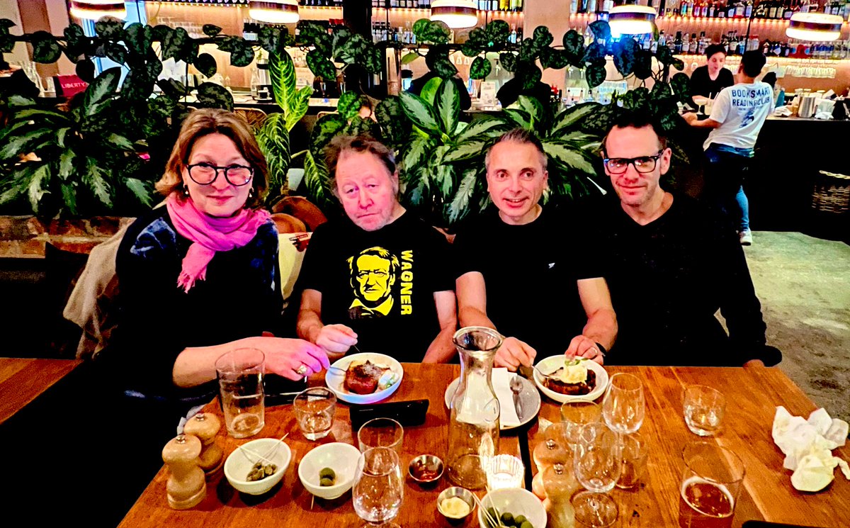 tapehead81's tweet photo. Ace night with old friends in London @CureParkinsonsT @PDMovement 1.0 #pdoptimism #parkinsons https://t.co/twqpnYyNOO