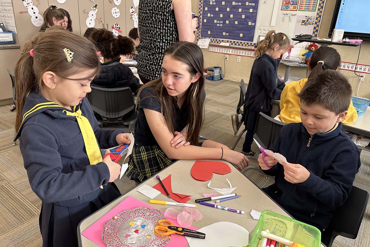 First-graders teamed up with their eighth-grade Compass leaders to make valentines for the residents of Park Lane. They delivered the cards yesterday just in time for #ValentinesDay. ❤️ #santacatalinatrue