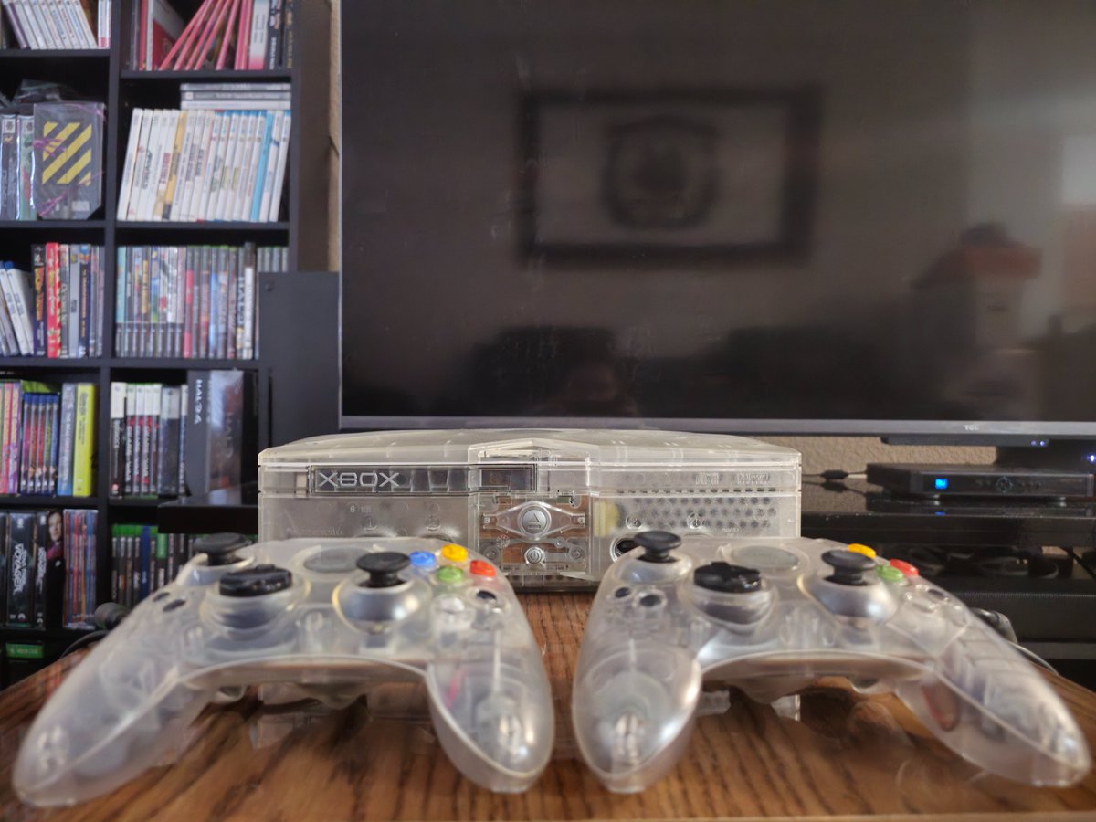 Aero_Bus's tweet photo. Before I actually forget, I think you said you wanted a photo of the Crystal Xbox, @Armagreggon777. Can get you different angles, if you want them. https://t.co/rz4NDqexse