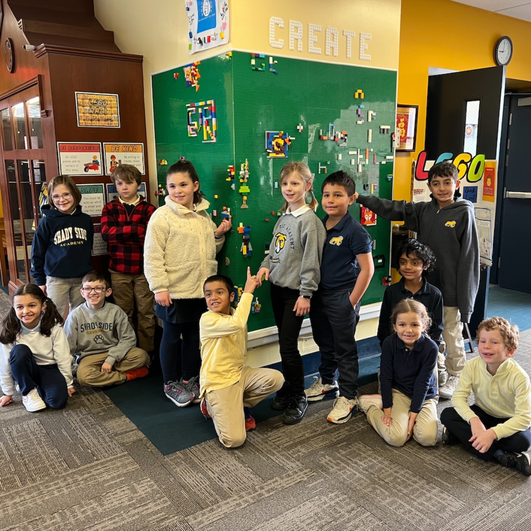 shady_side's tweet photo. #SSAJuniorSchool Educational Technology Collaborator Brittany Andy recently created a LEGO wall in the school's Wing Hall! Students are enjoying the wall by using their creativity to build freely, and teachers are incorporating the wall into classroom activities! https://t.co/bY9m5uMn1U