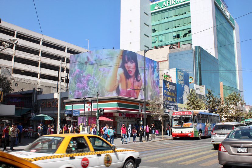 koscaset's tweet photo. Promocional de “K23” en las pantallas de monterrey! 🫶🏼 

📍: Benito juárez frente a interplaza en el centro de monterrey (12:00pm a 9:00pm) 

Video realizado por @devorqe 🤍 https://t.co/UR3dv7O1QB