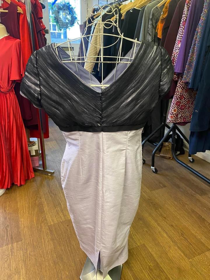 applebypreloved's tweet photo. Designer two piece now in. Showcasing size 16 uk 🇬🇧 pre loved excellent Condition. 
#condichi #designer #applebypreloved why pay more https://t.co/sMLhJYI8kQ