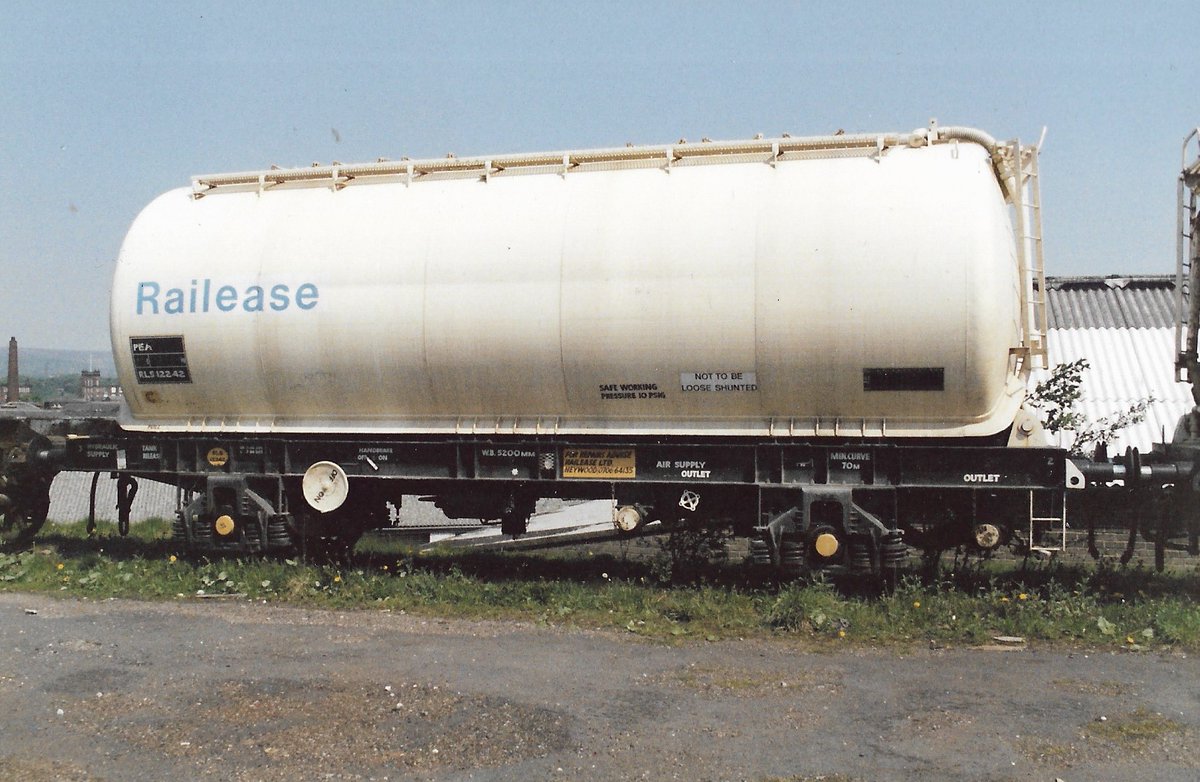 #WagonPics No.800 : Heywood 10th June 1988 Railease PEA Sodium Carbonate tank wagon RLS12242 built Standard Wagon 1976 for ICI - designed with end tilting ram
Back at Standard for rebuild to a POA Scrap Carrier
#BritishRail #Railfreight #Heywood #ICI #Wagons #trainspotting 🤓