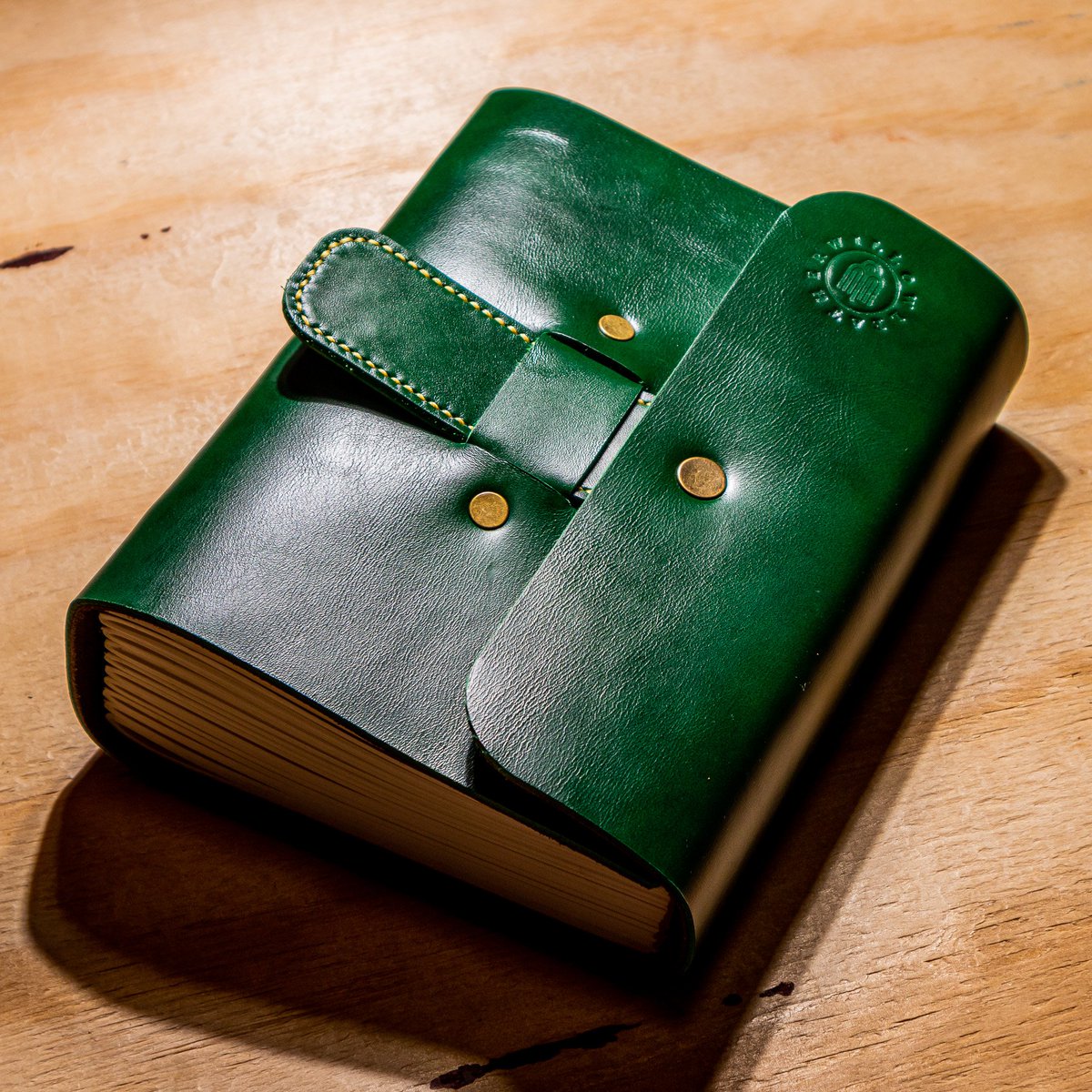 cuerosinmarca's tweet photo. Bitácora Cóndor 400 hojas fijas verde brillante 💚💚💚
Precio: $48.990, ¡el envío es gratis!
Disponible en https://t.co/6r2My5pJa8
.
.
#bitacoras #libretas #papeleria #papeleriabonita #papeleriachile #papelchile #libretaschile #creadoenchile #artesaniachilena #chile #santiago https://t.co/8bRLy2NzSl