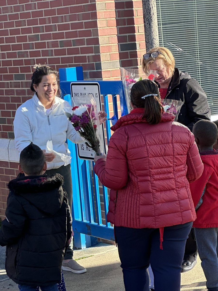 I had to capture the moment seeing a peer being presented flowers from a parent <a href="/MECME_School/">MillbrookElem</a> <a href="/csmith14prek/">Cynthia Smith</a> ❤️❤️❤️