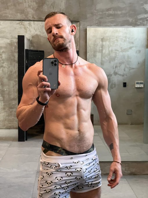 Watch Ridick_7's leaked NSFW photo on TwXstars