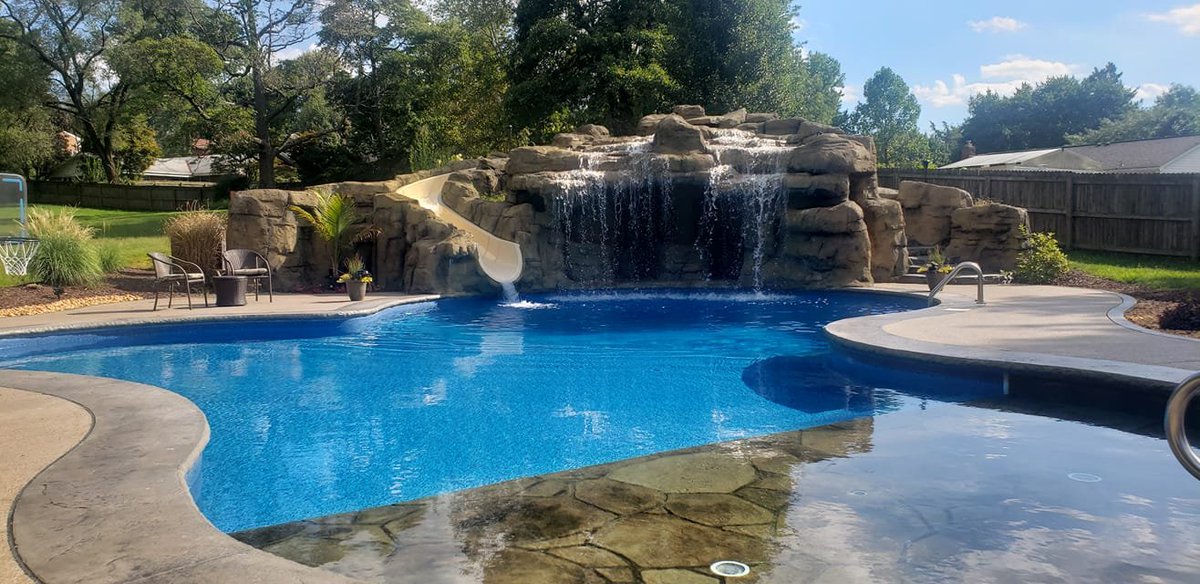 royalswimming's tweet image. #INSPIRINGPOOLS 😍
Free-form w/ game area- sunledge- slide and grotto. What does your ✨️Dream Pool✨️ look like?
royalswimmingpools.com 

📸: b_kessler
#VinylLiner #Inground  #Ledge #Slide #Grotto #DreamPool #InspiringPools #FunintheSun #RoyalSwimmingPools #Memphis #VLSPO