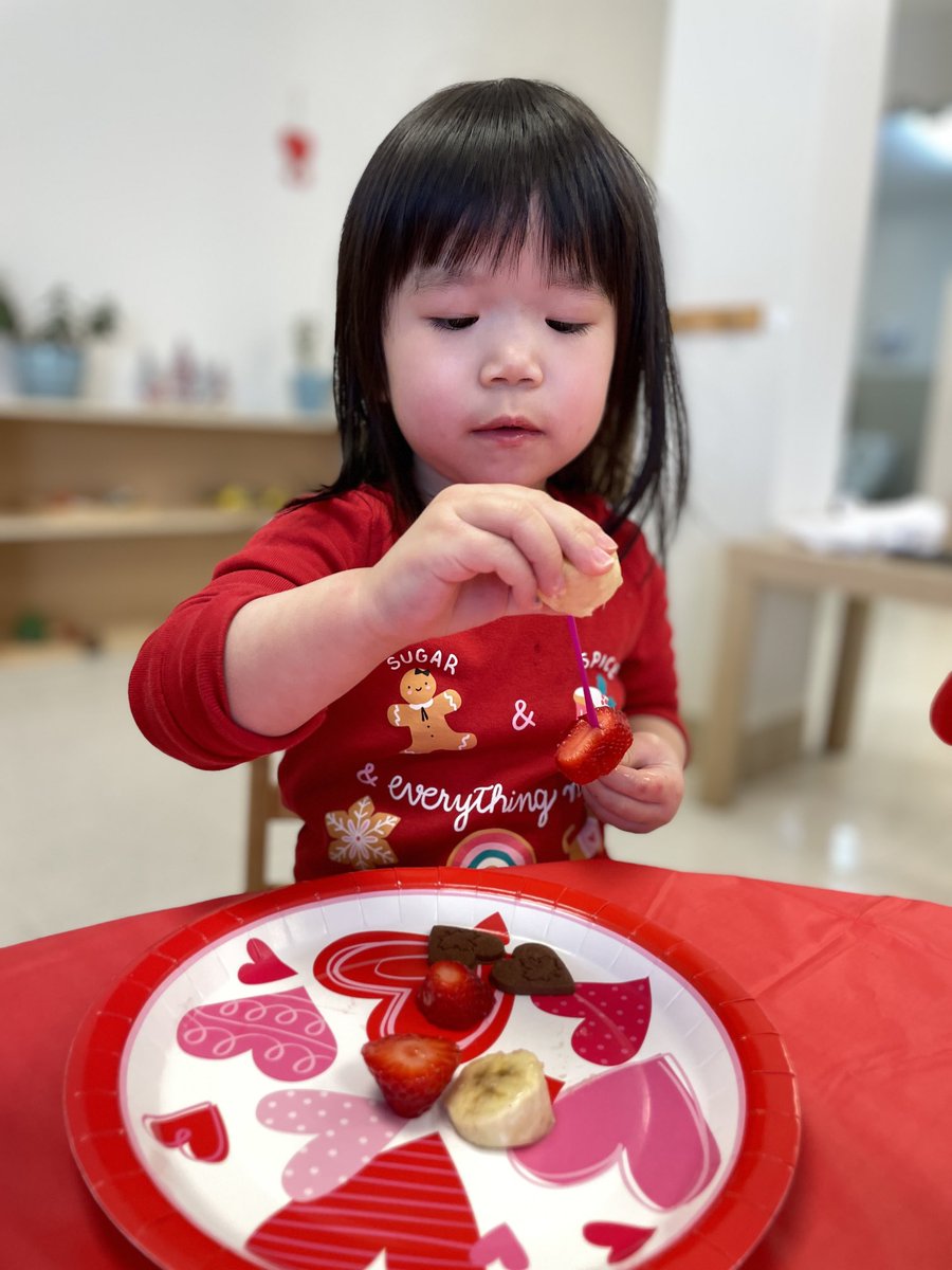 CarolynReid_LS's tweet photo. Enhancing fine motor skills and nourishing bodies with a delicious Valentine snack! #TMSToddlerChildrensHouse #RainbowPlate #Yum #PracticalLife https://t.co/SR32rxm1bb