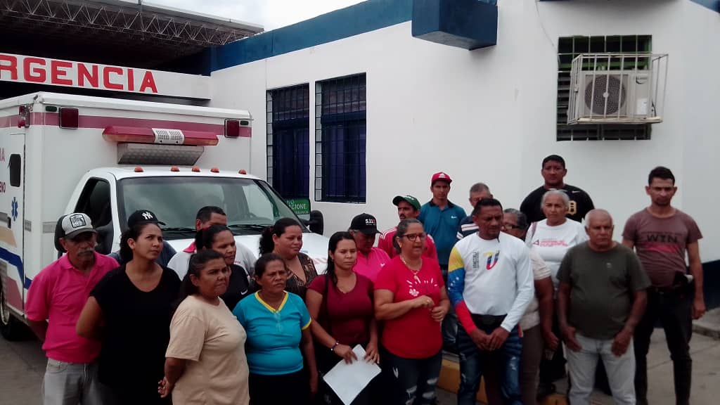 jaarreaza's tweet image. Con la reactivación del Aserradero Comunal Renacer de Chávez en Barrancas, #Barinas, la Comuna Brisas de Masparro activa su Fondo de Reinversión Social y entrega totalmente reparada la ambulancia del Centro Médico Doctor Thelmo Moreno, para uso de toda la comunidad. #ComunaONada