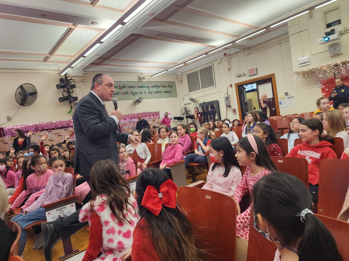 LCBcec31's tweet photo. Kicking Off Readers are Leaders at P.S. 8 today with the creator of the program SI Borough President Vito Fosella. This program aims for SI 4th and 5th grades to read 5 books in 5 weeks, click to learn more about having your child join the challenge:
https://t.co/tqaxZtRdjt https://t.co/Tv3b2Sl6qw