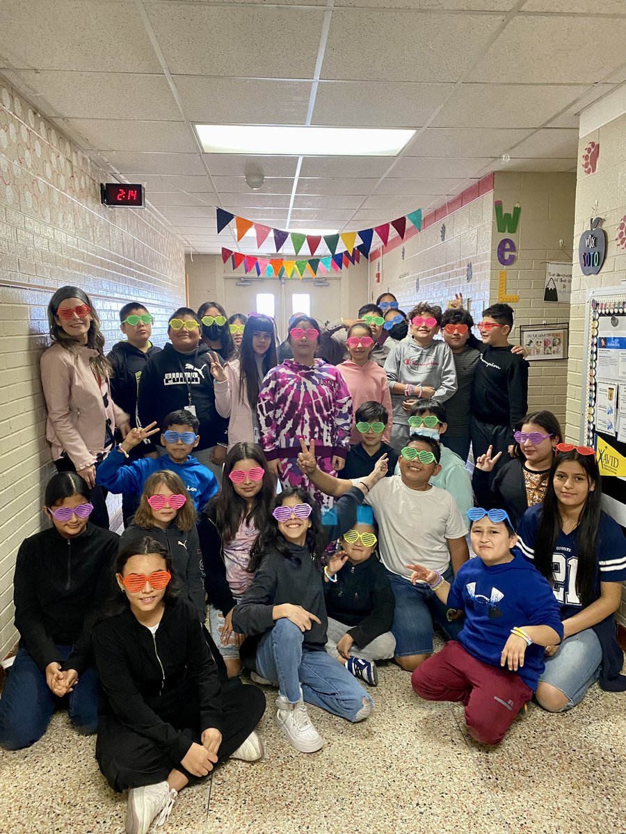 Another “Affirmation Station” in the books! The mirror has been there all year, but I always build this with my students around this time -no matter the grade level. This way, we review adjectives and give ourselves a little love on Valentine's Day. 
#GoBeGreat #EmergentBilingual