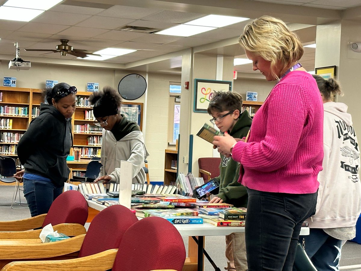 HadleyUSD259's tweet image. Hadley Conferences are happening now till 7pm! If you are busy tonight, conferences are happening tomorrow evening as well- Thursday Feb 15 4-7pm. Looking forward to seeing all our families #hadleyrocks