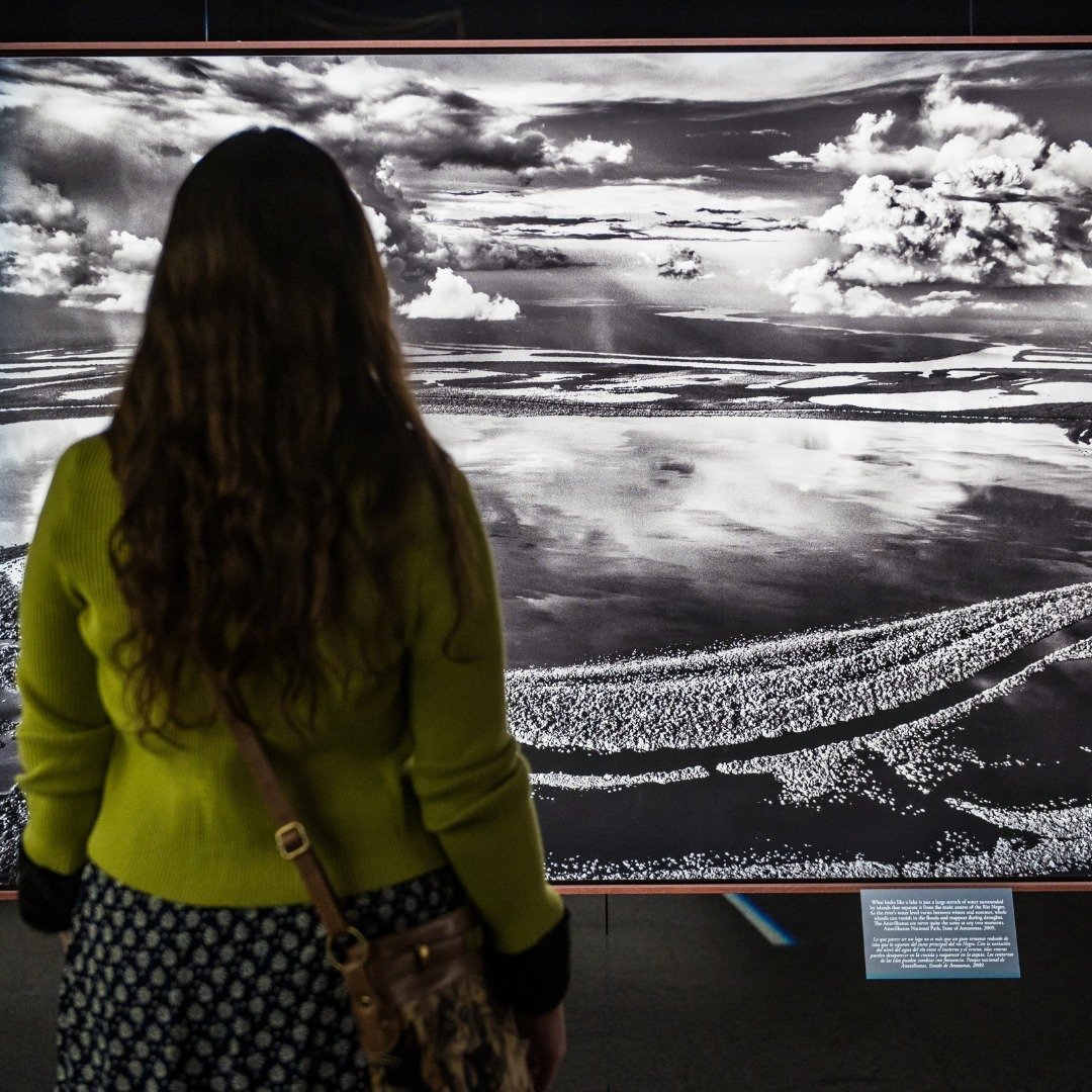 📸 Only one week left to experience #Amazônia at @CAScienceCenter, supported by @Annenberg_Fdn! This stunning photography exhibit is open free to the public, and closes Monday, February 20: bit.ly/3YvzctB.