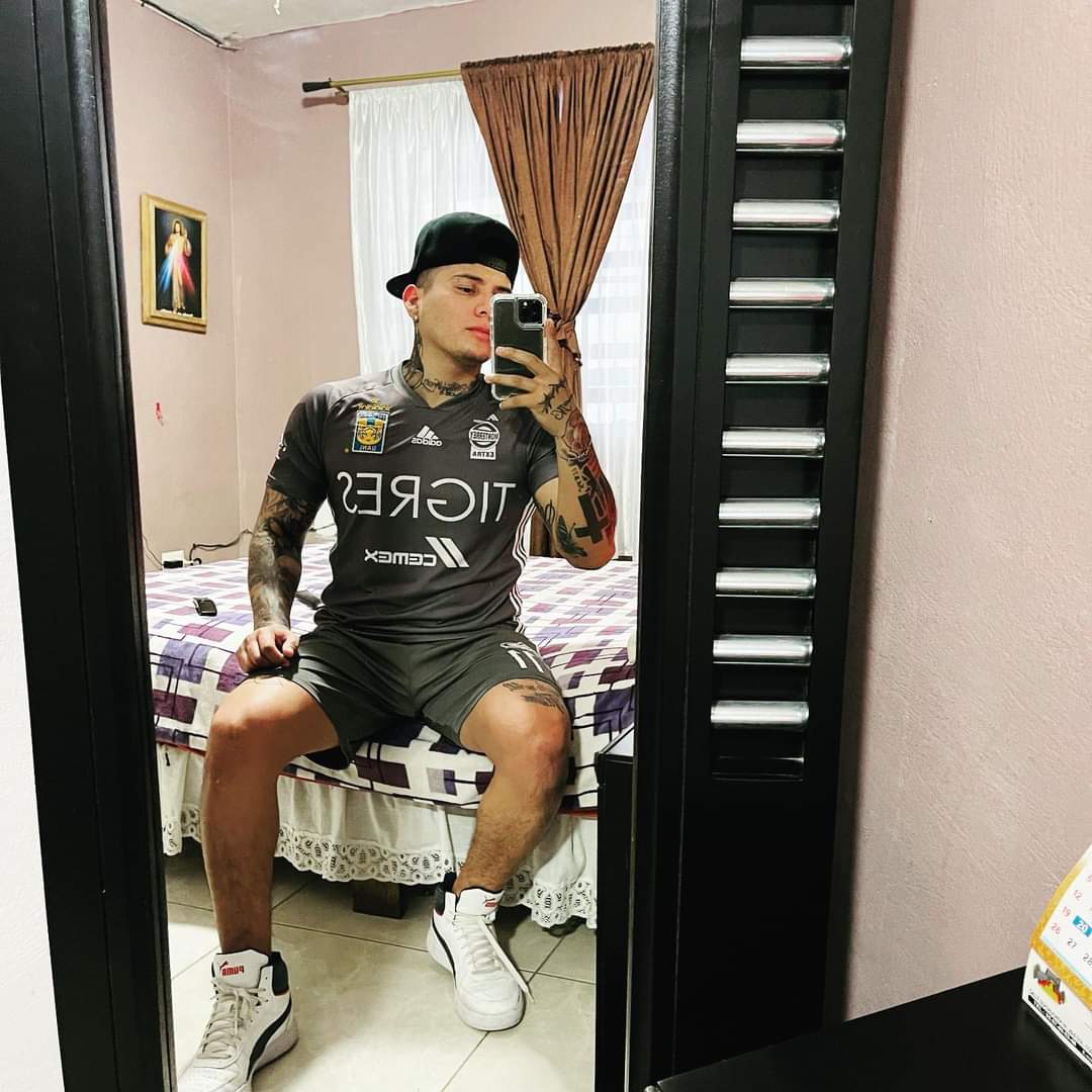 Se entreno con el uniforme de tigres, le di pierna ando muy sudado quien me lo quita y me baña 👿😘🤑 contenido por DM ya saben 👿❤️