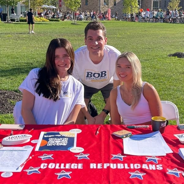 CTFCR's tweet image. Our Sacred Heart University College Republicans hard at work during the 2022 midterms 💪💪

@CTGOP @sacredheartuniv #sacredheartuniversity #shu #collegerepublicans #ctcollegerepublicans #ctgop