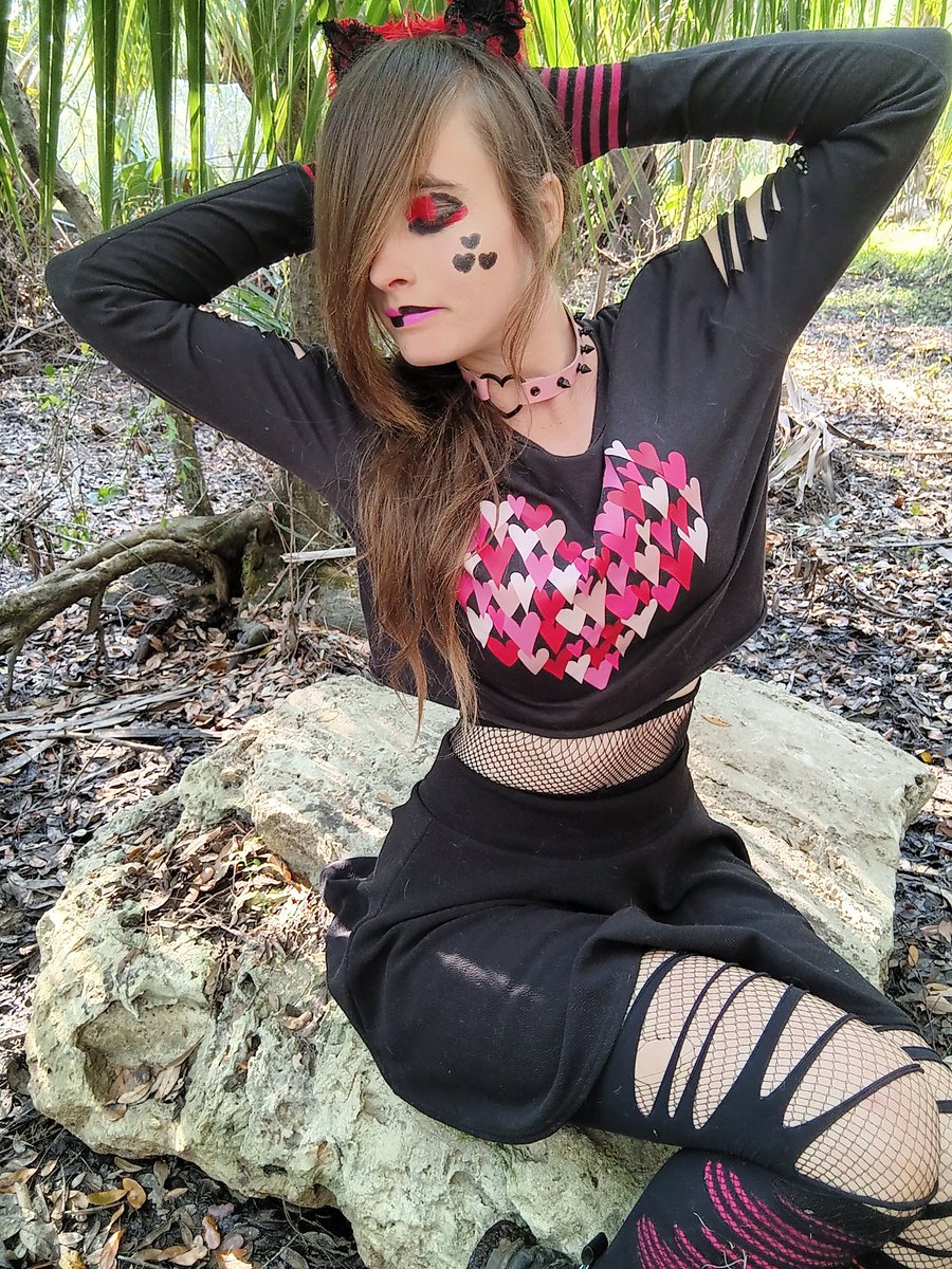 LokiElfGod_1's tweet photo. #happyvalentinesday everyone I hope your spending it with the people that make your soul fly and your heart skip a beat, but if you are alone this valentines day take time for yourself, buy yourself gifts and just do things you love because you are worth it #emo #emogirl https://t.co/KbRhmadn1S
