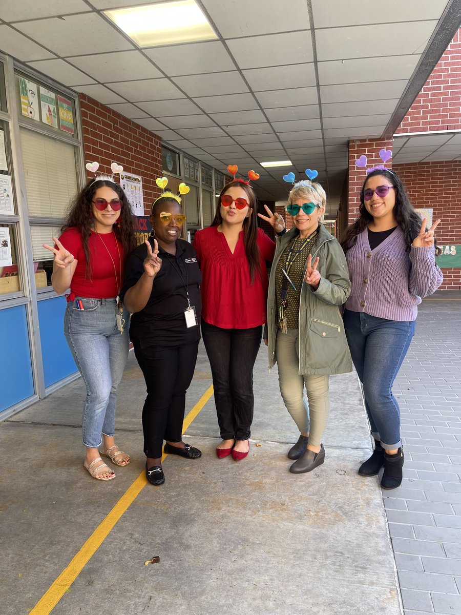 MsReyes_TX's tweet photo. 🤍💛❤️💙💜 Happy Valentine’s Day from the Third Grade Crew. We had a telletubby moment. 😂🫶🏽 https://t.co/x3KYOJDIrD