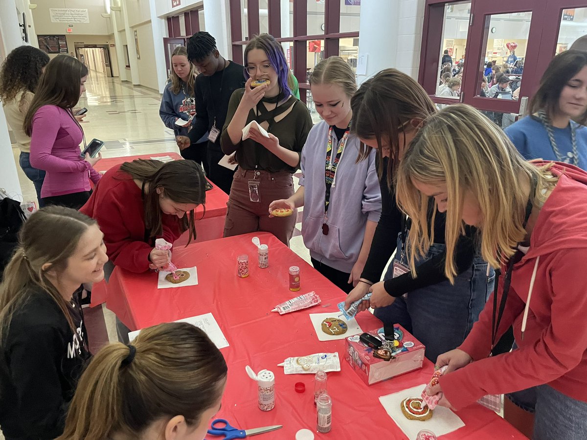 THS_BFutures's tweet photo. Valentine cookies! 💗🍪💗🍪 It’s one of our favorite student appreciation events! We hope everyone felt the LOVE today! #triadtogether https://t.co/HAKk0CbWET