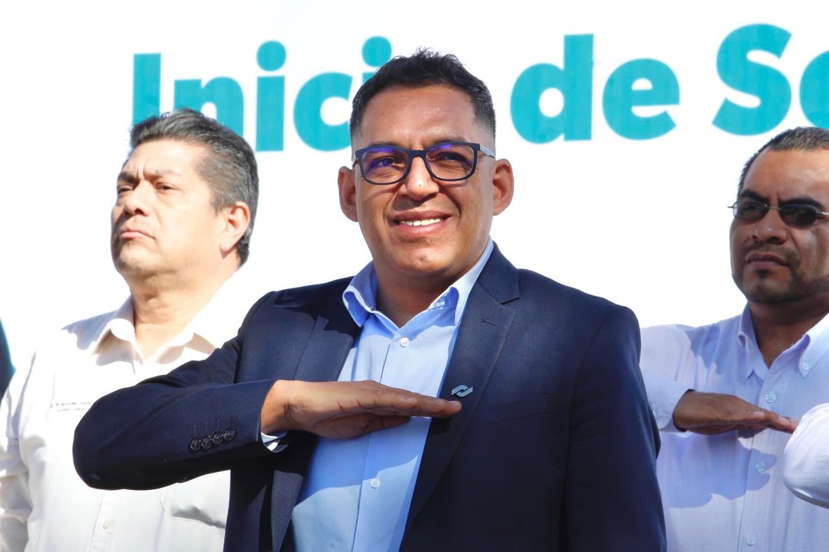 Osvaldodeaura's tweet photo. Nuevosemestre con Gladis Butanda secretaria de Desarrollo Urbano y Movilidad, en representación de nuestro Gobernador @ARBedolla, de mi amiga @giulibugarini secretaria del Bienestar, nuestras directoras Morelia I y II, docentes, administrativos y estudiantes. #HonestidadyTrabajo https://t.co/Z1nPyxfSaF