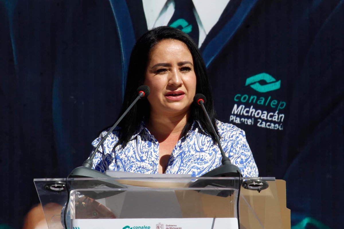 Osvaldodeaura's tweet photo. Nuevosemestre con Gladis Butanda secretaria de Desarrollo Urbano y Movilidad, en representación de nuestro Gobernador @ARBedolla, de mi amiga @giulibugarini secretaria del Bienestar, nuestras directoras Morelia I y II, docentes, administrativos y estudiantes. #HonestidadyTrabajo https://t.co/Z1nPyxfSaF