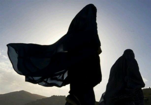 badralialotibi1's tweet photo. من أقبح الضعف!
"ضعف" الأم العفيفة الصالحة المحافظة على صلاتها وحجابها أمام:
مراهقة بنتها! وطيشها حين تمشي معها وهي سافرةٌ متبرجة!
فلا الأم لها "هيبة" في قلب البنت.
ولا البنت في قلبها: احترام وتأسٍ بالأم.
فأي انفصام "أخلاقيٍّ أسريٍّ" هذا الانفصام؟!
.
اللهم احفظ بنات المسلمين. https://t.co/jFHdHyggjL