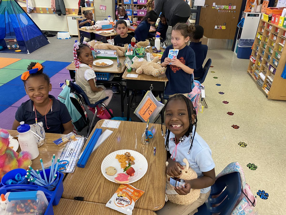 mrs_santore's tweet image. Friendship party success!!! 💗 #SpaghtIsGreat #KinderCrew