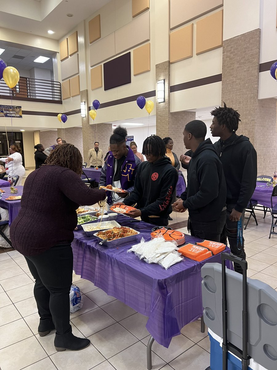 We may have started a tradition at JVHS! All of our Varsity basketball senior parents got together to have a Senior dinner night! Thanks <a href="/CoachKanaby/">Coach Kanaby</a> &amp; @HoopsJv Coach Stengar for all of your support for our boys all year long! #GoFalcons <a href="/TashSmith44/">Tash Carter (Mom of Arbrie Carter)</a> <a href="/jvhsprincipal/">Ms. Wiley</a> #cfisd