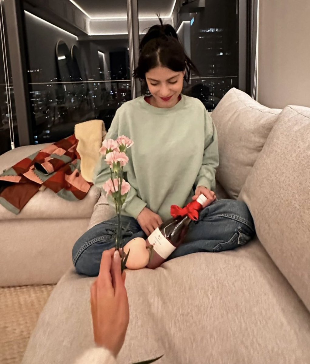 Lov3OfMyLif3_'s tweet photo. En mi mente voy a pretender que son  Juls y Val, cualquier noche de su hermosa vida juntas, porque sí me imagino a Val regalándole flores todos los días 🥺, me largo bye. https://t.co/qaQZtFLngs