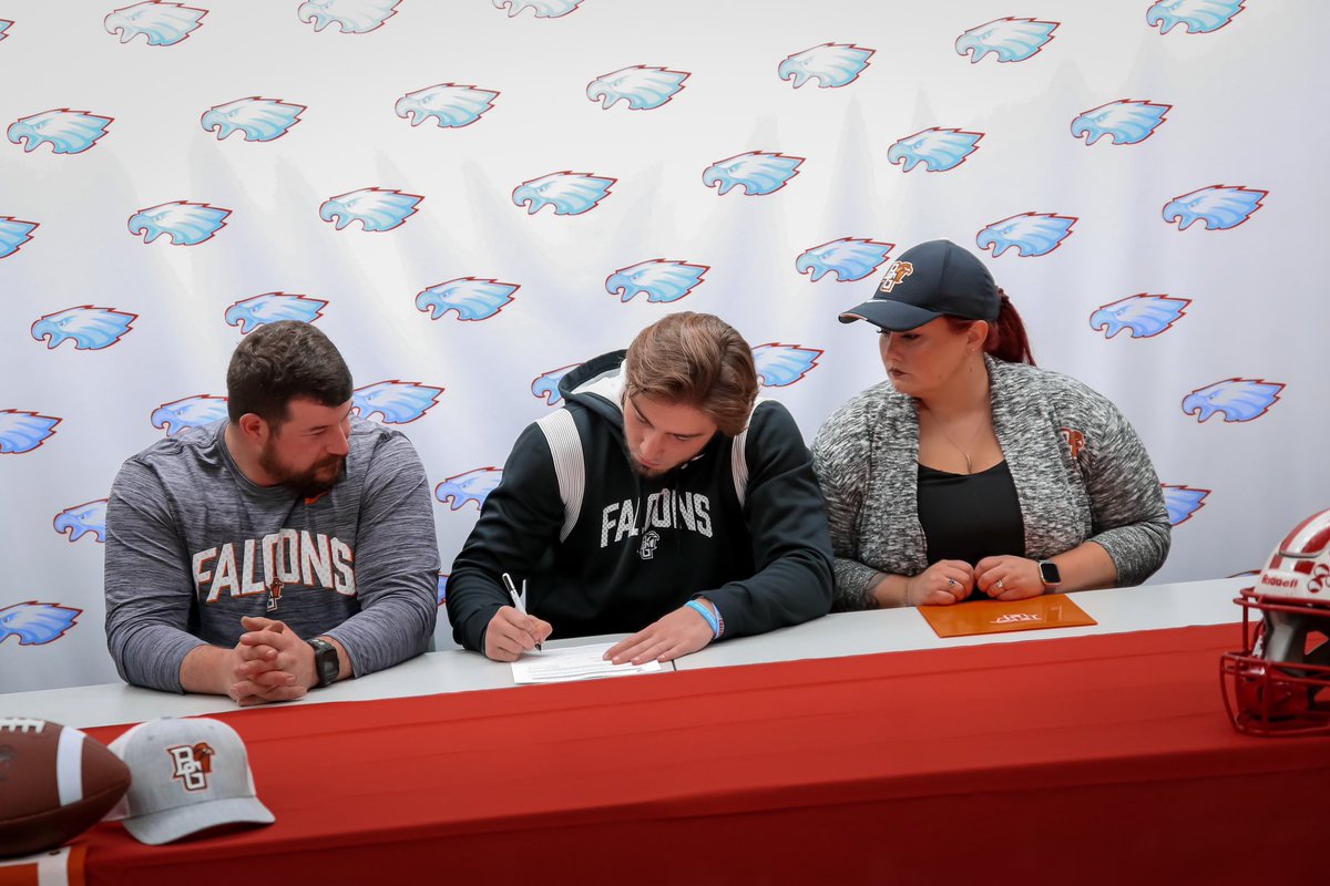 b_ryce24's tweet photo. Thank you to my friends, family, and coaches that came to support me yesterday, while I officially committed to @BG_Football. I can’t wait to get started🏈🟠 @CoachLoefflerBG @CoachBWhite7 @CoachBayer_ @CHaaseBGSU @ELSEaglesAD #TalonsUp #AyZiggy https://t.co/3aFty3WGDB