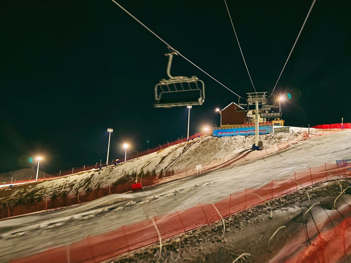 ynwigung1's tweet photo. I went night skiing with my friends on Thursday.
It was my second time to try this super interesting sport.
#SkiArea  
#RopeLift  
#ArtificialSnow https://t.co/GrKj9pwQ1H