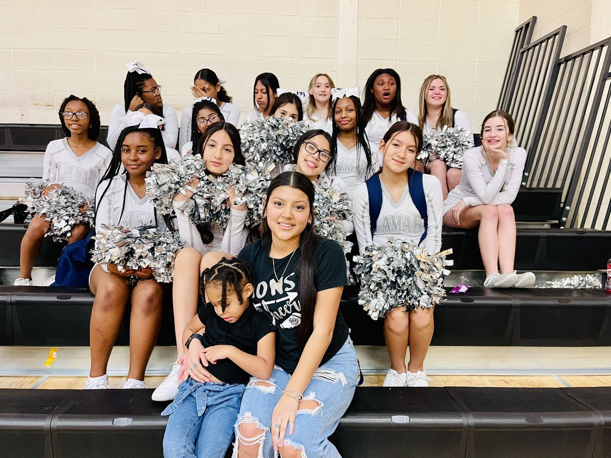 Lamar Consolidated High School Cheerleaders 💙 tweet media