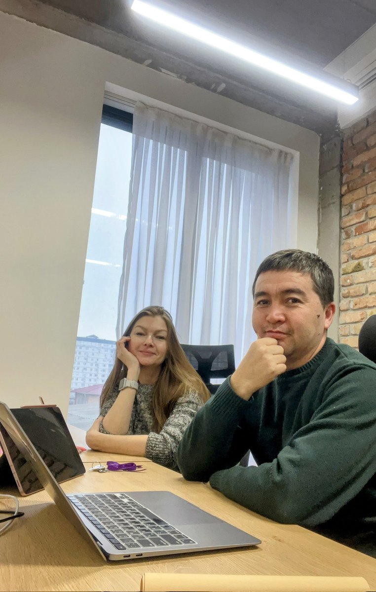 Поселились с командой в шикарном Ololo Planet. Сомневалась как буду добираться со своего балконского центра к жертамским. В итоге на пустом тралике и вуаля: дышу свежим воздухом и пью кофеек с видом на корейский квартал и горы. Спасибо за велком кит <a href="/amanaliev/">daniar amanaliev</a> - это мило:)