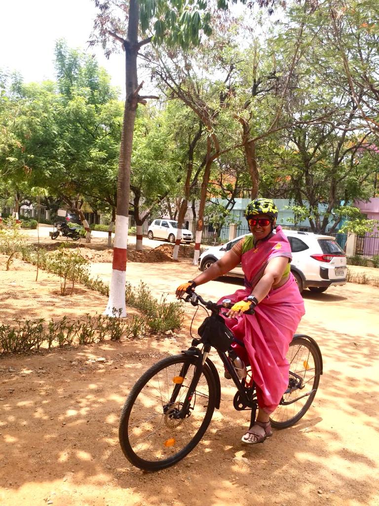 Dr M Nagalakshmi, Senior Medical Officer @ Nature Cure Hospital
Begumpet.. she ensures to commute to work on cycle on saree since HCG's initiative of Cycle to Work @KTRBRS @KTRoffice @dcpmadhapur_cyb @arvindkumar_ias @cycletoworkday @BLRCycleCounter @GadwalvijayaTRS