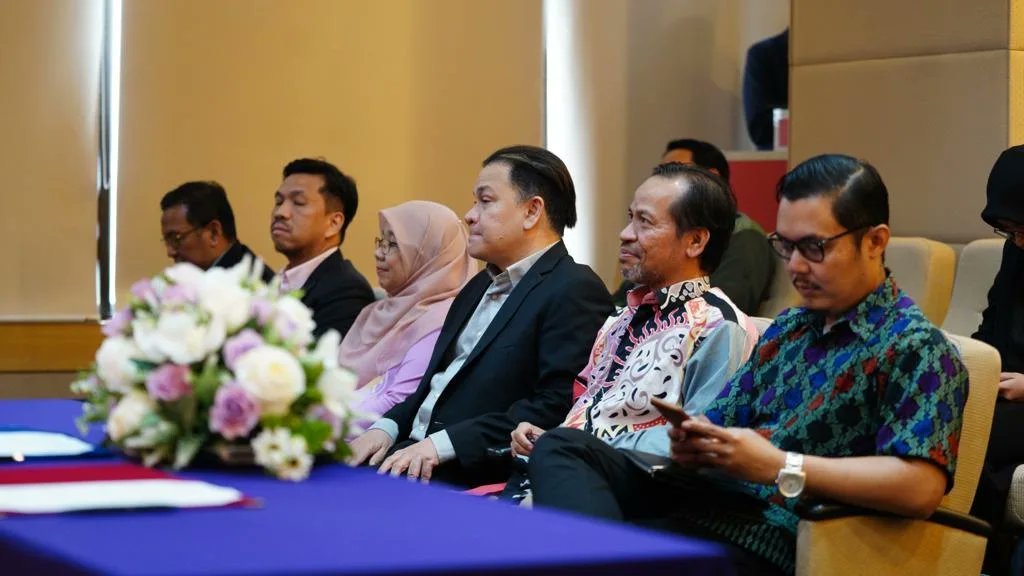 official_ucmi's tweet photo. Majlis menandatangani Memorandum Perjanjian UCMI dan KRU Masterclass

"Kita berharap dengan inisiatif dan kolaborasi yang dikongsikan oleh KRU Masterclass ini dapat membimbing mereka untuk jangka masa panjang."

📍Kampus Bandar UCMI, Jalan Tangsi https://t.co/U7f5dYBHtw