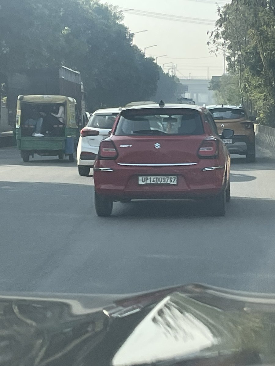 tweetwithnikhil's tweet photo. This car just skipped a red light in indirapuram and when the traffic cop tried to stop him tried to run him over. Please see if you can catch this person @uptrafficpolice @Uppolice @noidatraffic https://t.co/YT0BEGnzeZ