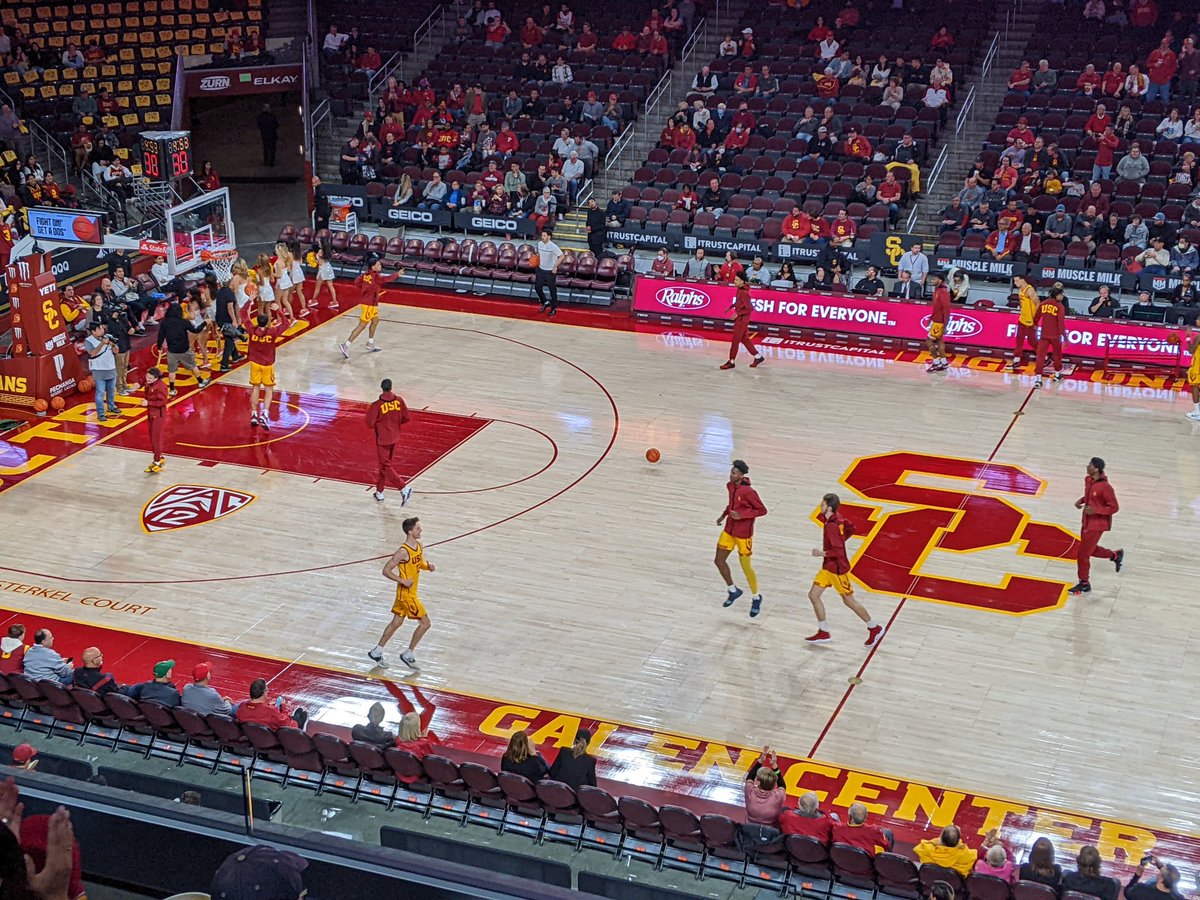 kentura82's tweet photo. Greetings from the @galen_center! #FightOn #BeatTheCoogs 🏀✌️ https://t.co/YAXBPt0d2n