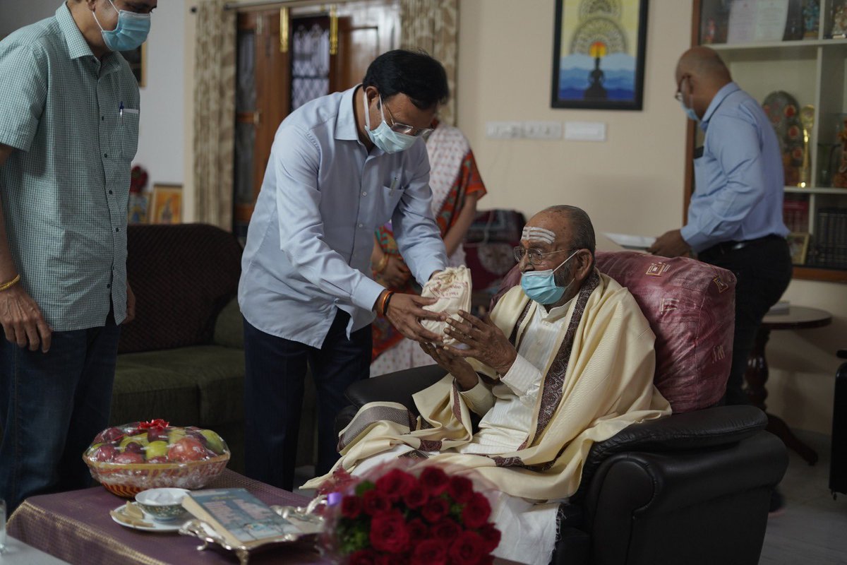 SajjanarVC's tweet image. రెండేళ్ల క్రితం ఆయనను స్వయంగా కలిసే భాగ్యం నాకు కలిగింది. ఆ సమయంలో ఎన్నో విషయాలను నాతో పంచుకున్నారు. ఆయనకు వృత్తిపట్ల ఎంత నిబద్దత ఉందో నాకు అర్థమైంది. వారు ఇక మనతో లేరన్నది నిజం కాకుంటే ఎంతో బాగుండేది.