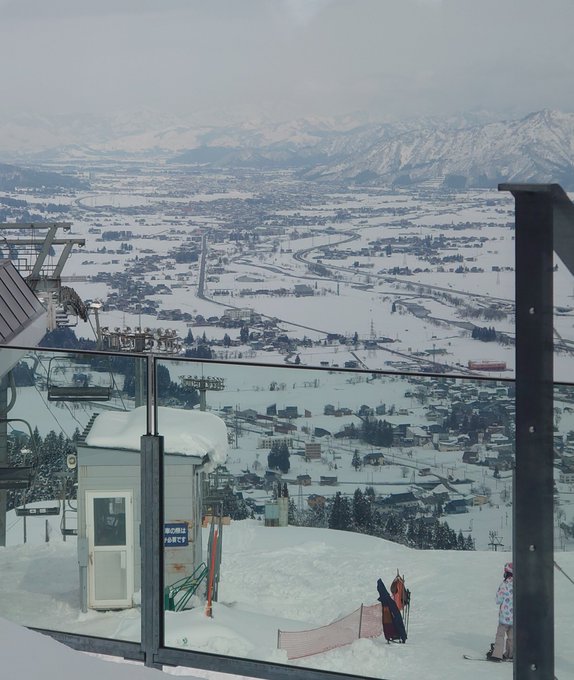 日帰りがめっちゃ安いのでスノボの練習しに来た
そして 