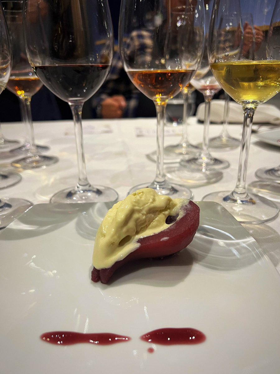yuriikko's tweet photo. Añoraba venir al acogedor club de vinos  @LaMesa19 y ver a los queridos @terravid  y @CrisZepeda. Hoy con ocasión de la cena de presentación del viaje enogastronómico de este año al triángulo del #jerez y a la #rioja. Siempre excelentes anfitriones. Chef Xime Castro. #winelovers https://t.co/bt2BtEkHJq