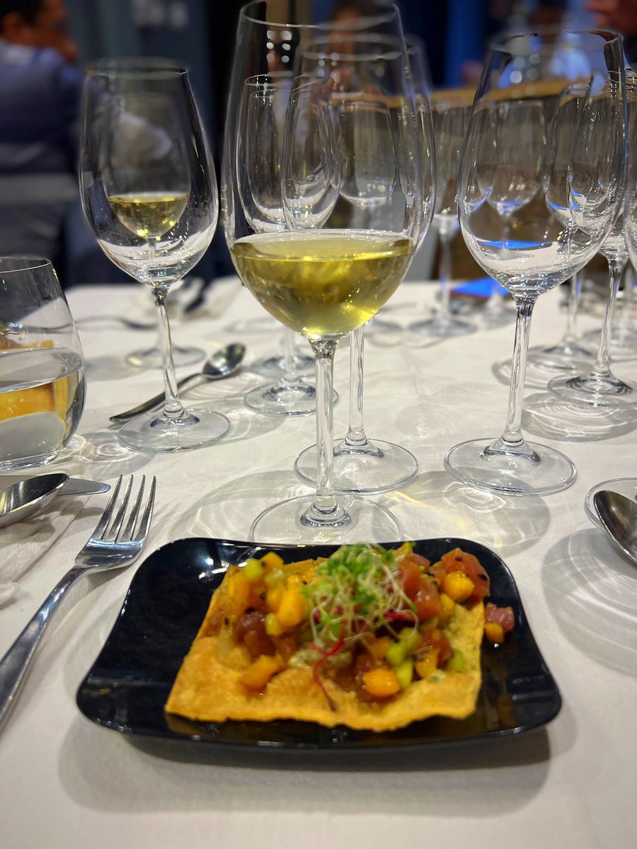 yuriikko's tweet photo. Añoraba venir al acogedor club de vinos  @LaMesa19 y ver a los queridos @terravid  y @CrisZepeda. Hoy con ocasión de la cena de presentación del viaje enogastronómico de este año al triángulo del #jerez y a la #rioja. Siempre excelentes anfitriones. Chef Xime Castro. #winelovers https://t.co/bt2BtEkHJq