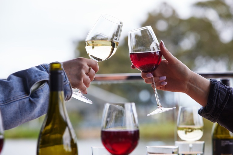 Our Italian restaurant, il Vigneto, celebrates the beautiful views that the #YarraValley has on offer. Why not join us for lunch this weekend on the deck, paired with a bottle of our highly rated wine!

#YarraValley #Rochford #RochfordWines #YarraValleyWinery #VisitVictoria