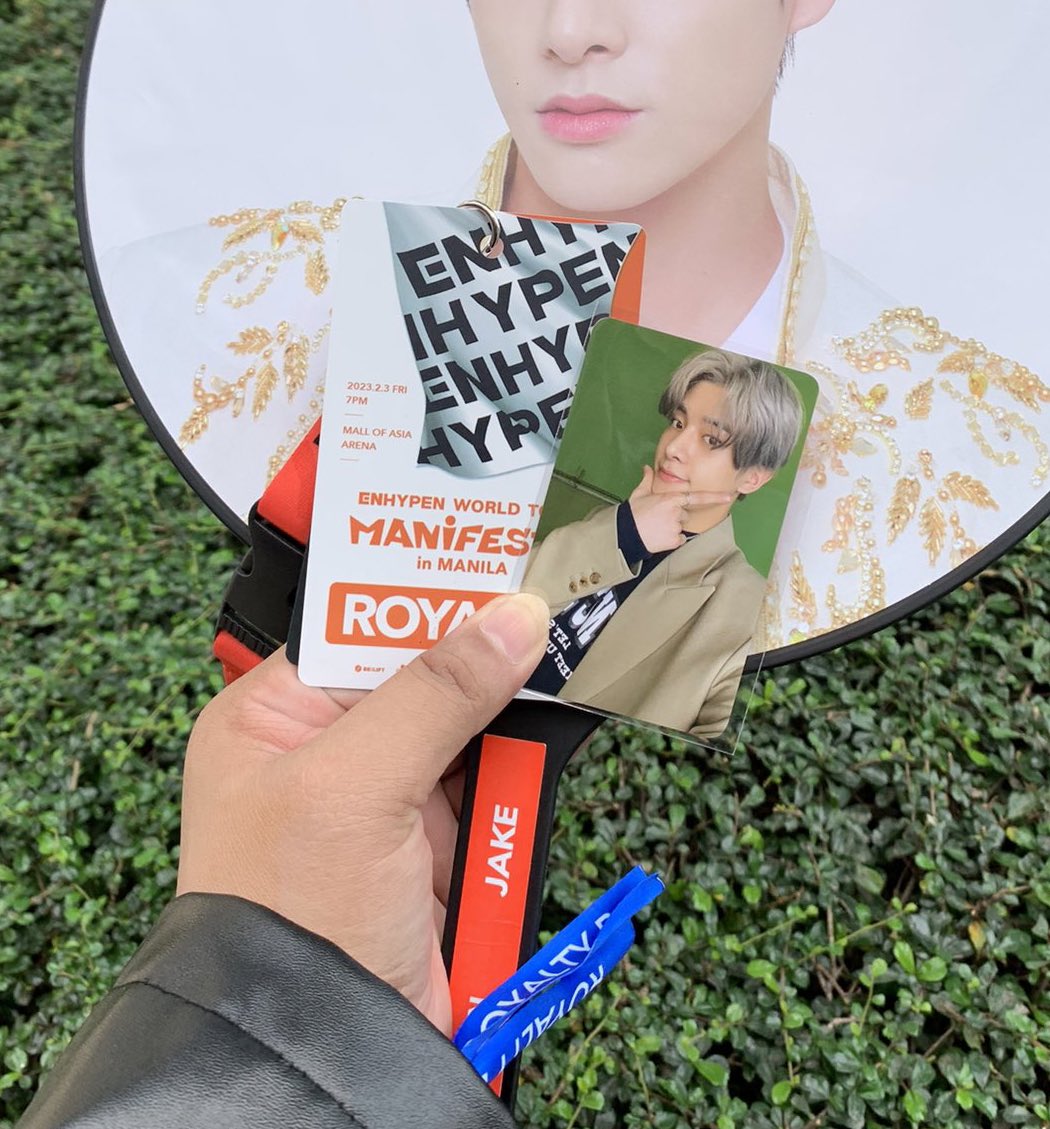 jake_esther's tweet photo. บัตร VIP ที่ไทย คือปังมาก ใหญ่สุด แล้วสวยมากมีรูปเอนไฮเพน น่าเก็บมากๆ ของปินส์เป็นสีขาว

VIP ปินส์        VIP ไทย https://t.co/TkAYVTmMgj