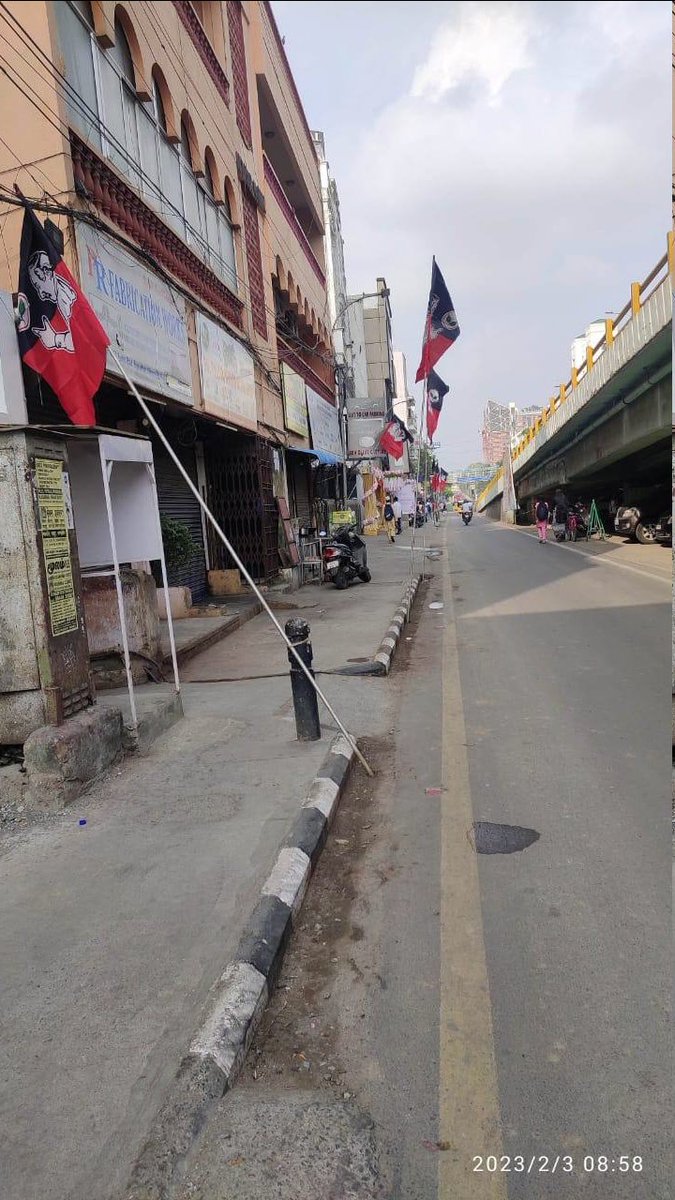 Arappor's tweet image. அந்த பக்கமா விழுந்த கொடி, சாலை பக்கமாக வண்டியில் செல்பவர்கள் மீது விழுந்தால் விபத்து ஏற்படும் என்று சொன்னால் எந்த கட்சியினருக்கும் புரிவதில்லை. #அறிவு_இருக்கா என்று கேட்டால் அந்த கட்சியை கேட்டியா, tag செய்தியா என்று பள்ளி குழந்தைகளை போல அழுது அடம் பிடிக்கிறார்கள். #Royapettah