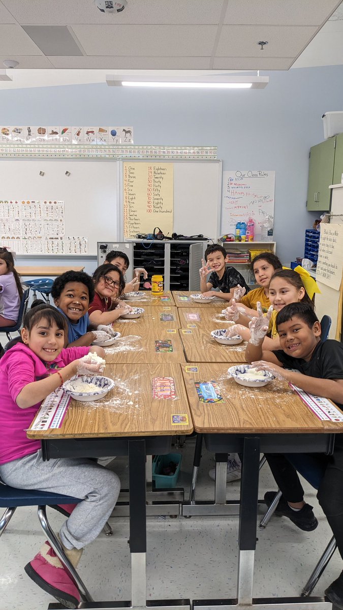Feliciateach's tweet photo. Cornstarch and water fun while learning about solids and liquids in science. @HyblaValleyES @HyblaValley2nd https://t.co/ssSC7IqJjO