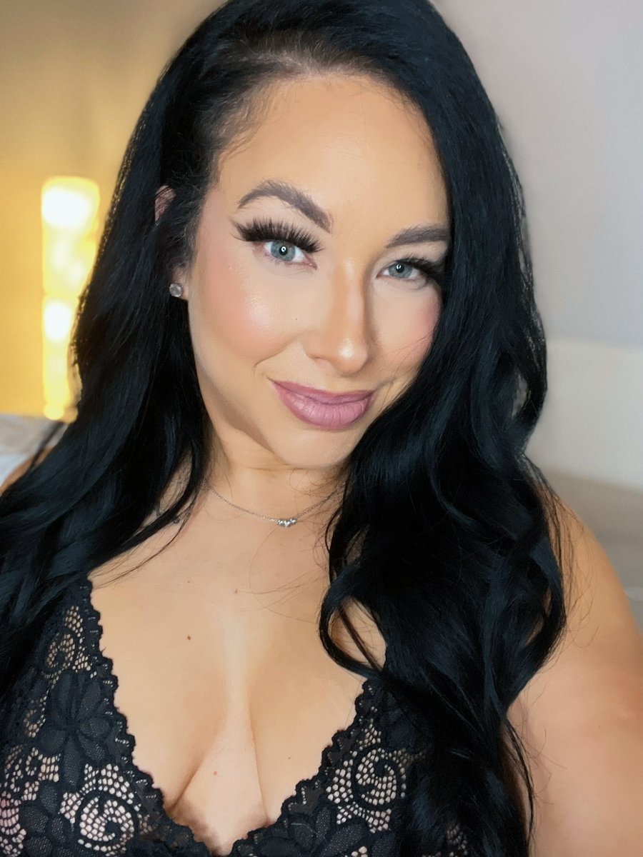 audrimalone's tweet photo. RT if you think black is my color 🖤 https://t.co/10twFjYqrJ