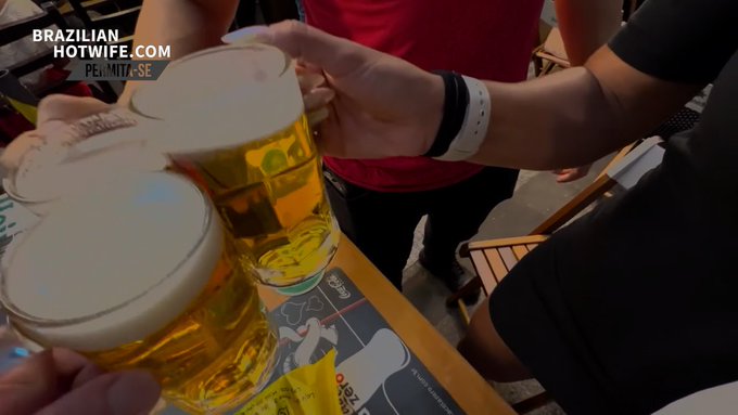 Por aqui a gente bebe e se diverte demais com nossos amigos solteiros... 🍺  Quem pensa que nossas aventuras