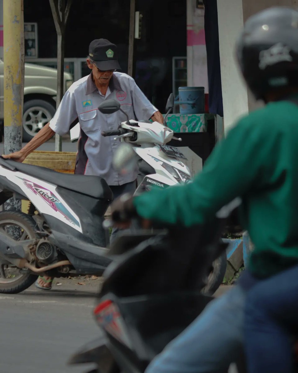 They have story 

#storyofthestreet #streetphotography #portraitphotography #documentaryphotography #peoplephotography #humanstory #humanphotography #humaninterestphotography #humaninterest #_humaninterest #humaninterestindonesia #humanpotrait #natgeohumanity