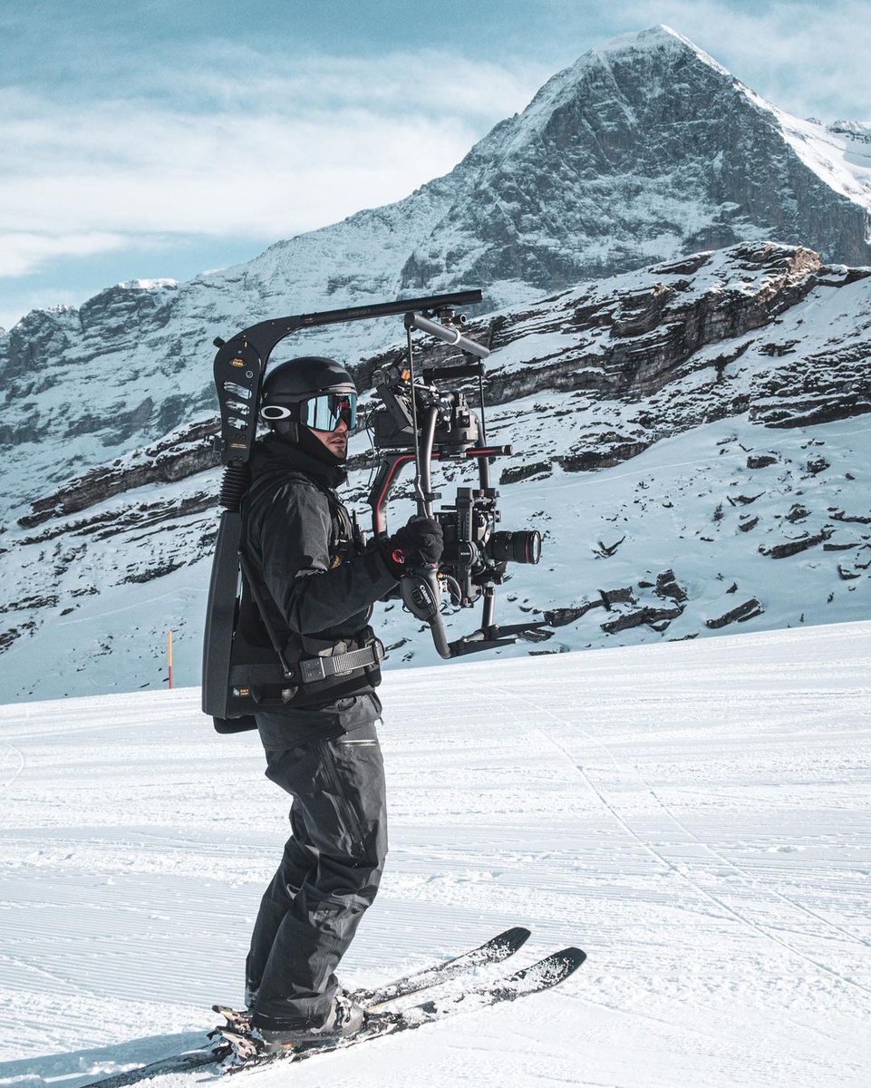 16x9inc's tweet photo. @peakframes filming with the Easyrig Vario5 + STABIL G2 Arm & EasyTilt 🎥🗻
#directorofphotography #cinematographer #cinematography #easyrig #easyrigvario5 #stabilg2 #easytilt #cameraman #gimbal #bts #cameras #filmmaker #filmmaking #videoproducers #filmmakinggear https://t.co/wMTuIfqygX